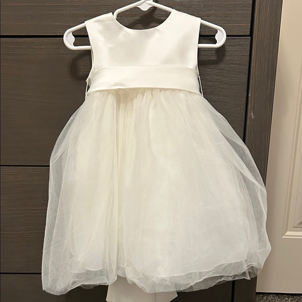 Elegant White Sleeveless Dress